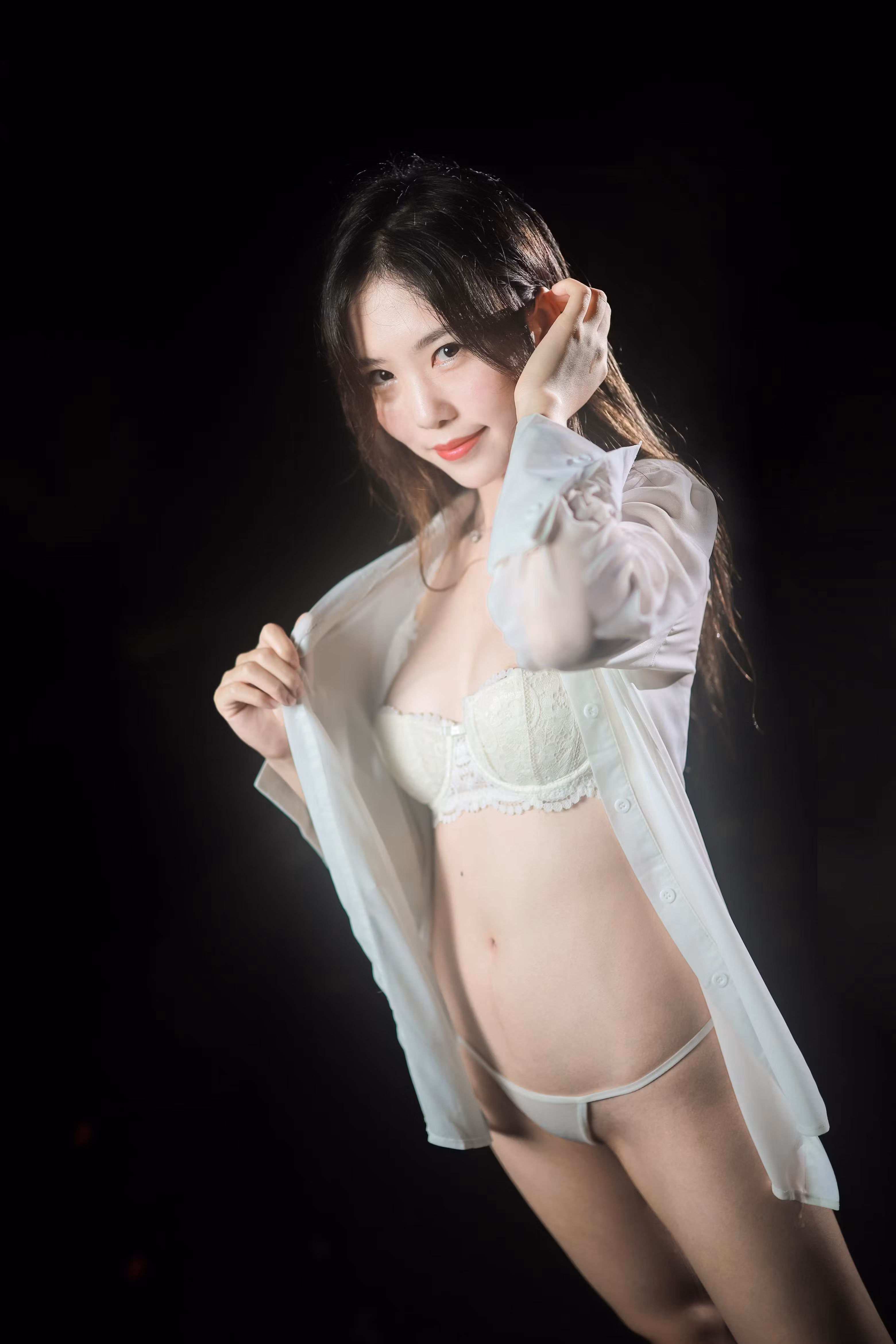 抖娘利世身穿白色半透明湿身衬衫内搭浅色文胸黑色背景下低头摆拍